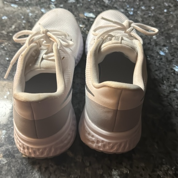 White Nike Revolution Size 9 - Picture 2 of 6